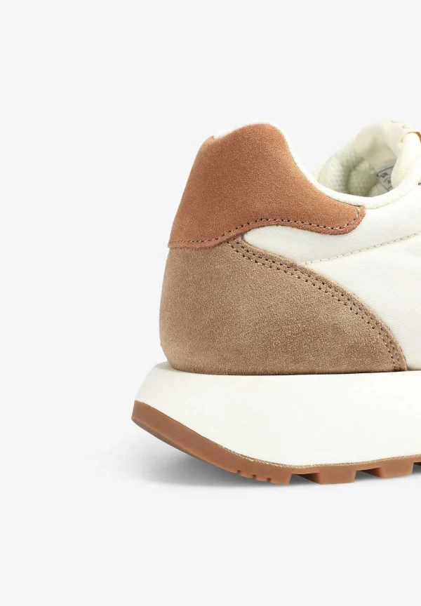 Hot Scalpers Sneakers Detalle Metalizado